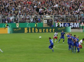 Hamburger Sturm und Drang: Mladen Petric beim Freistoß. FOTO: M. Nolte