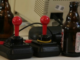 Ein Computer, zwei Joysticks, zwei Bier. Kann losgehen. BILD: M. Nolte