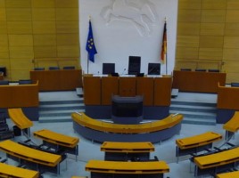 173 Abgeordnete bezogen 1962 den neuen Plenarsaal des Niedersächsischen Landtags. 56 von ihnen gehörten schon mal zu einer anderen Partei. BILD: Nds. Landtag