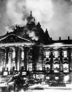 Immer wieder spektakulär: Der Reichstag in Flammen. BILD: National Archives
