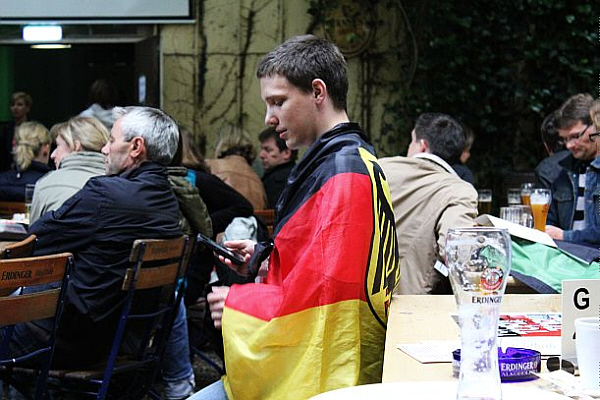 Hatten wir schon den einsamen Kölner Fan erwähnt? FOTO: Beate Lama