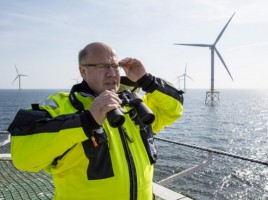 “Wo bleiben die denn mit dem Stromkabel?” Peter Altmaier, 150 Kilometer nordwestlich von Oldenburg, der Metropole des Nordwestens. BILD: BMU/Thomas Imo/photothek.net