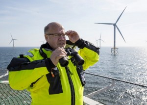 “Wo bleiben die denn mit dem Stromkabel?” Peter Altmaier, 150 Kilometer nordwestlich von Oldenburg, der Metropole des Nordwestens. BILD: BMU/Thomas Imo/photothek.net