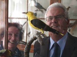 Gruppenbild mit Vogel: Das Ehepaar Spiecker und "ihr" Pirol. FOTO: mno