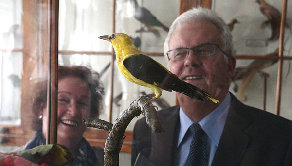 Gruppenbild mit Vogel: Das Ehepaar Spiecker und "ihr" Pirol. FOTO: mno
