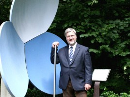 Ganz Ohr: Stephan Albani im Hörgarten am Haus des Hörens. FOTO: mno